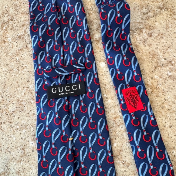 GUCCI MEN'S GG LOGO NAVY BLUE WITH RED & LIGHT BLUE  DESIGN TIE BRAND NEW WIDEST - Picture 1 of 3